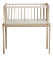 Anstellbett aus Holz in heller Farbe, frontal fotografiert