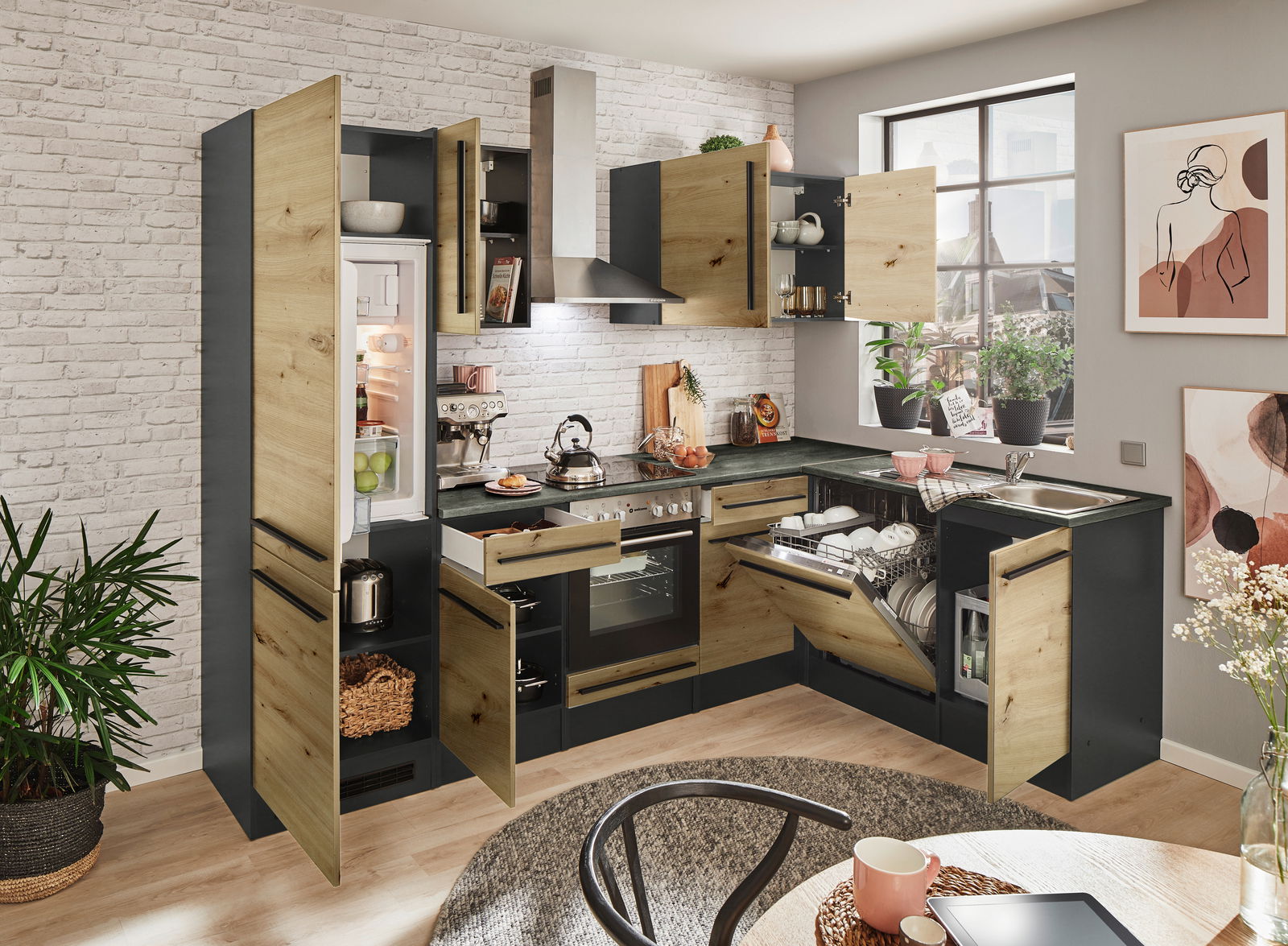 Moderne Küche mit Eckunterschrank, Holzfronten und offenen Schränken, Perspektive von vorne