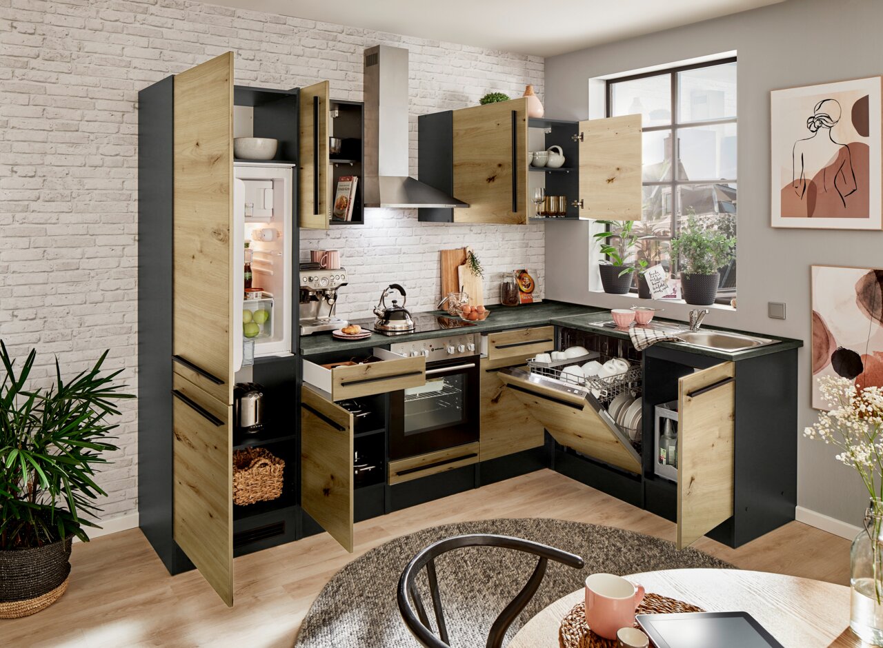 Moderne Küche mit Eckunterschrank, Holzfronten und offenen Schränken, Perspektive von vorne
