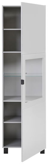 Weiße Vitrine mit teilweise geöffneter Tür, Glasregal und mehreren Fächern, seitliche Perspektive