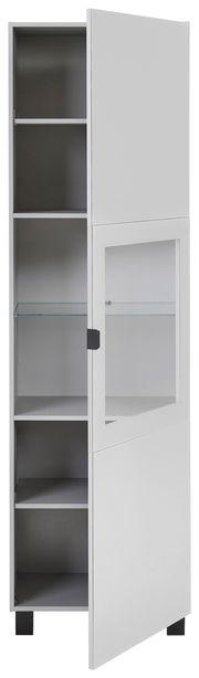 Weiße Vitrine mit teilweise geöffneter Tür, Glasregal und mehreren Fächern, seitliche Perspektive