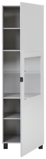 Weiße Vitrine mit teilweise geöffneter Tür, Glasregal und mehreren Fächern, seitliche Perspektive