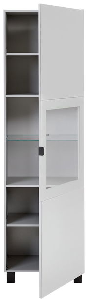 Weiße Vitrine mit teilweise geöffneter Tür, Glasregal und mehreren Fächern, seitliche Perspektive