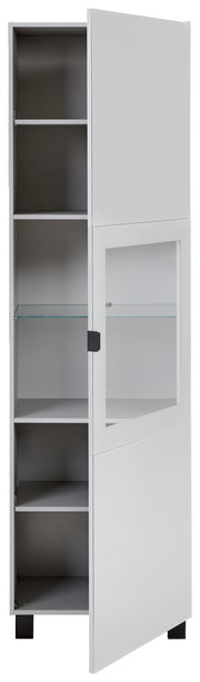 Weiße Vitrine mit teilweise geöffneter Tür, Glasregal und mehreren Fächern, seitliche Perspektive