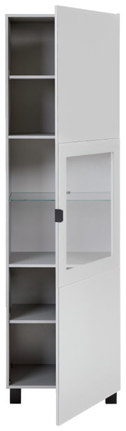 Weiße Vitrine mit teilweise geöffneter Tür, Glasregal und mehreren Fächern, seitliche Perspektive