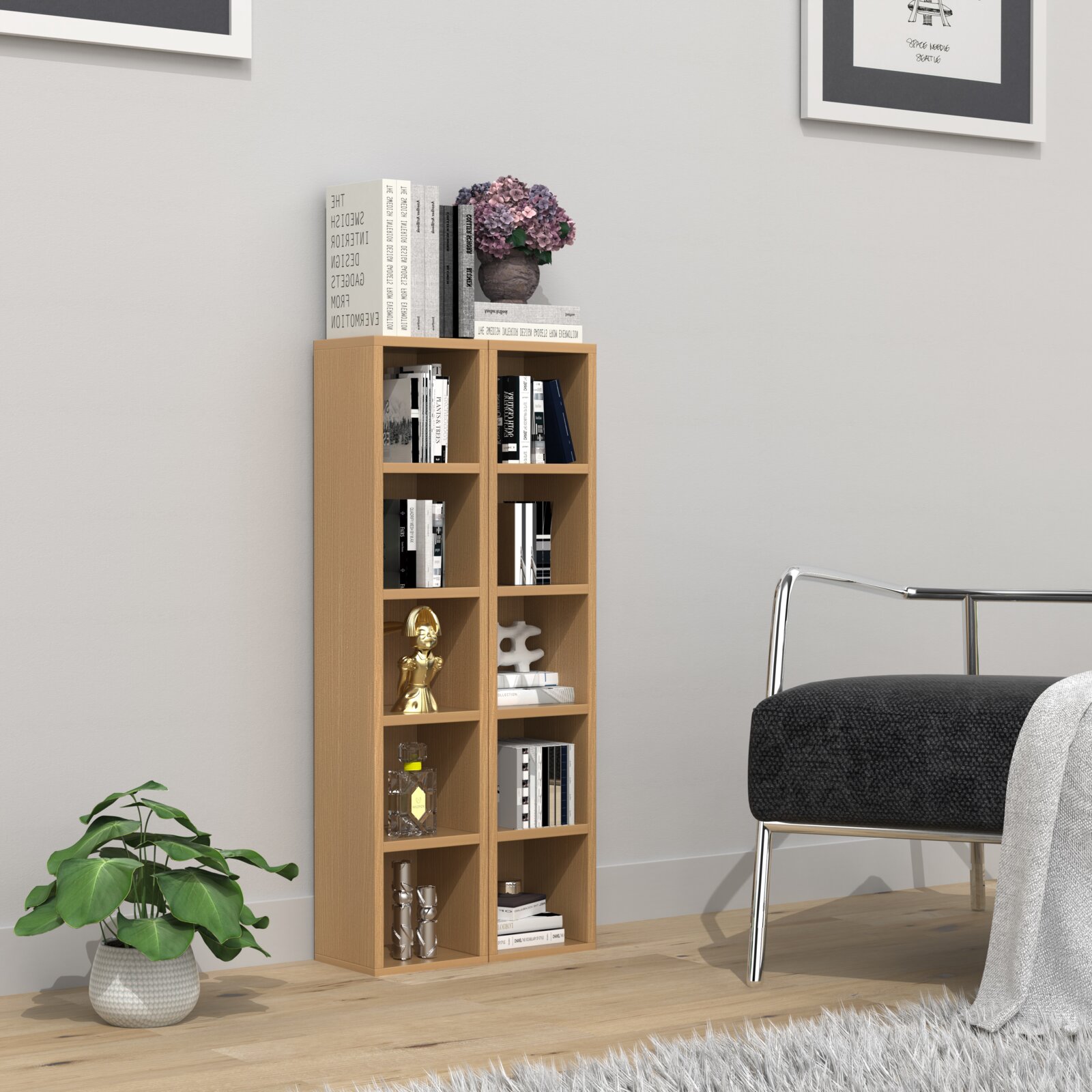 Schmales, hohes Bücherregal in heller Holzoptik mit mehreren offenen Fächern, dekoriert mit Büchern und Deko, in modernem Wohnzimmer – Frontansicht mit leichter Perspektive von rechts.