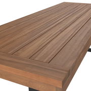 Nahaufnahme eines rechteckigen Gartentisches aus Holz mit klaren Linien und natürlicher Holzmaserung, perspektivisch von der Seite aufgenommen.