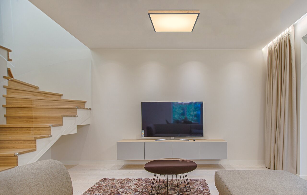 Moderne Deckenleuchte in einem stilvollen Wohnzimmer, Perspektive von vorne