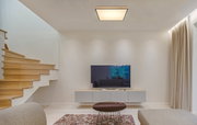 Moderne Deckenleuchte in einem stilvollen Wohnzimmer, Perspektive von vorne