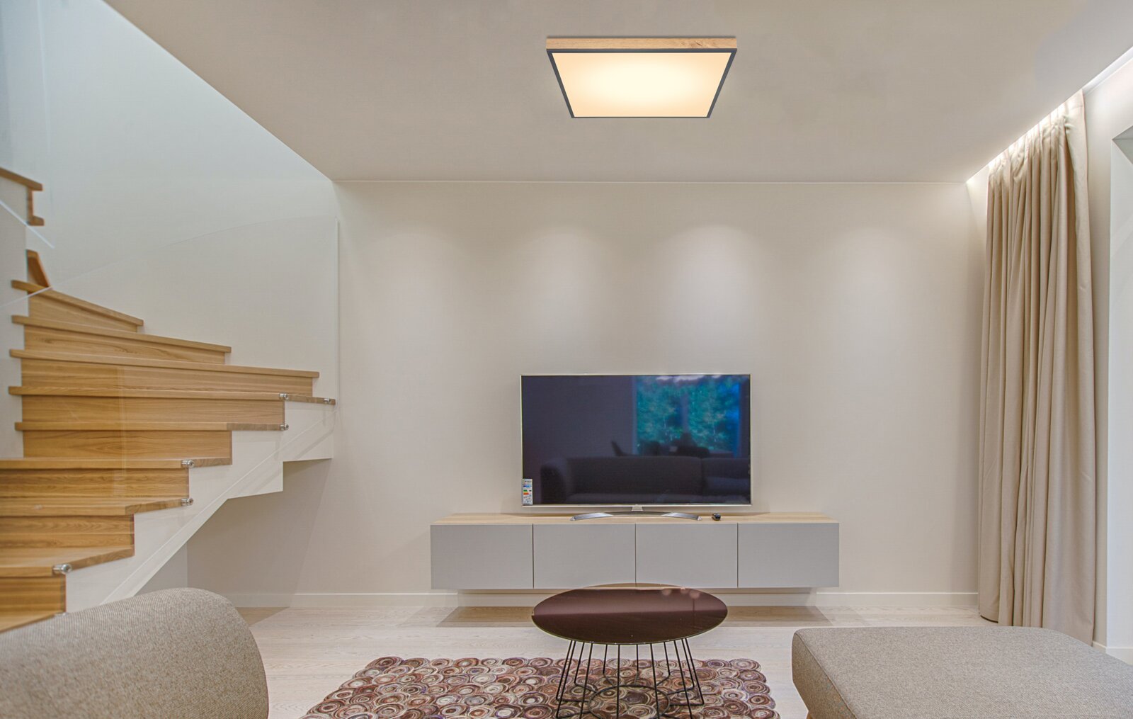 Moderne Deckenleuchte in einem stilvollen Wohnzimmer, Perspektive von vorne