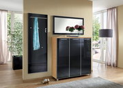 Garderoben-Set bestehend aus einem schwarzen Wandpaneel mit Kleiderstange und Haken, einem Spiegel und einem Schrank mit glänzenden Türen, seitliche Perspektive.