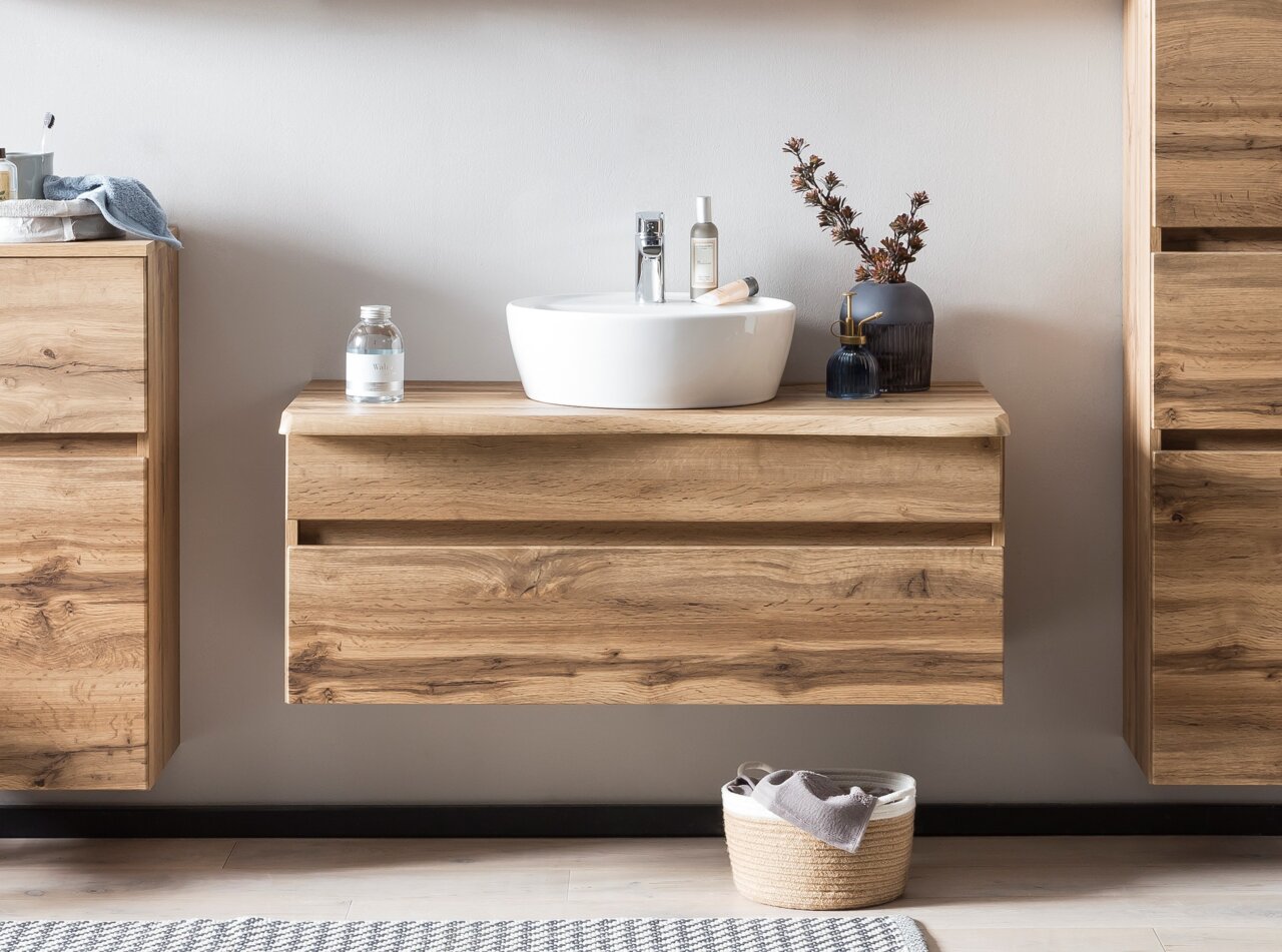 Moderne houten wastafel met witte opzetwastafel, gezien vanaf de voorkant.