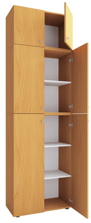 Hoher Holzschrank in heller Holzoptik mit geöffneten Türen und mehreren weißen Einlegeböden, freigestellt vor weißem Hintergrund, perspektivisch in leichter Schrägansicht von vorn