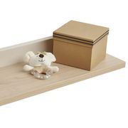 Wandregal aus hellem Holz mit einer braunen Box und einem Plüschtier, seitliche Perspektive