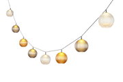 Lichterkette mit kugelförmigen, geriffelten Lampenschirmen in verschiedenen warmen Farbtönen, seitliche Perspektive