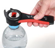 Hand hält einen Universalöffner BUTLER 5 in 1, der auf einer Wasserflasche angesetzt ist, aus der Perspektive von oben.