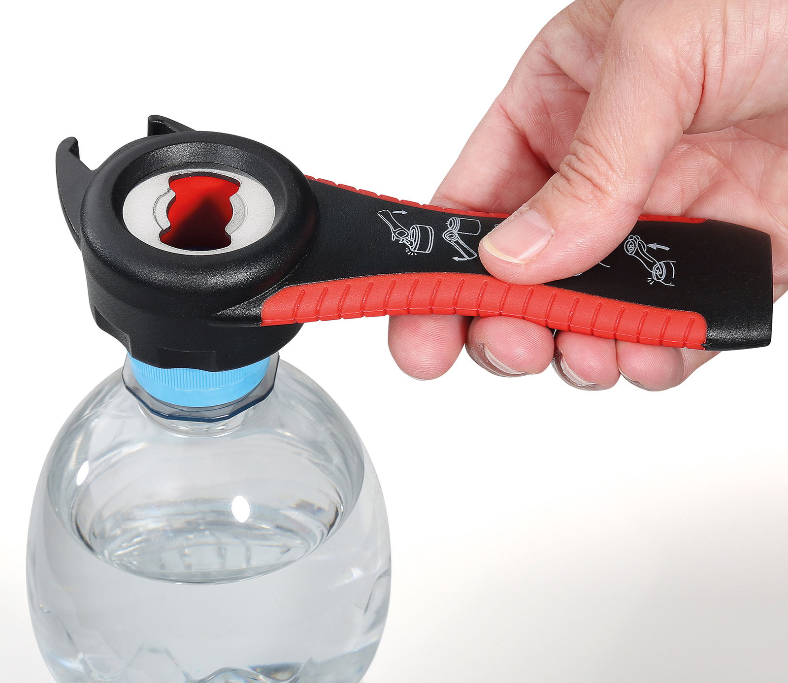 Hand hält einen Universalöffner BUTLER 5 in 1, der auf einer Wasserflasche angesetzt ist, aus der Perspektive von oben.