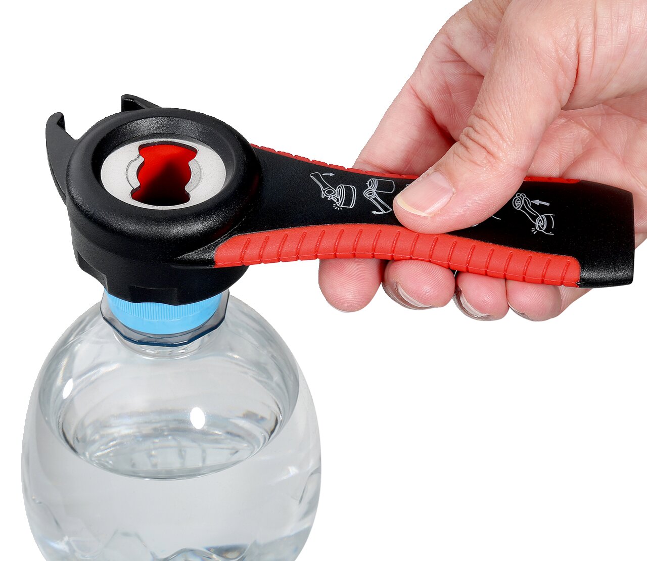 Hand hält einen Universalöffner BUTLER 5 in 1, der auf einer Wasserflasche angesetzt ist, aus der Perspektive von oben.