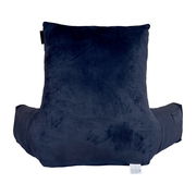 Dunkelblaues, samtiges Rückenstützkissen mit seitlichen Armlehnen, freigestellt auf weißem Hintergrund, Frontansicht.