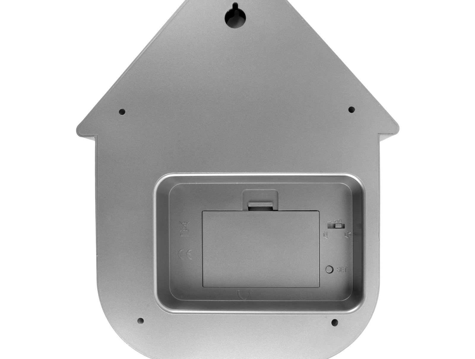 Rückansicht einer silbernen Wanduhr in Form eines Hauses mit Batteriefach und Aufhängung.