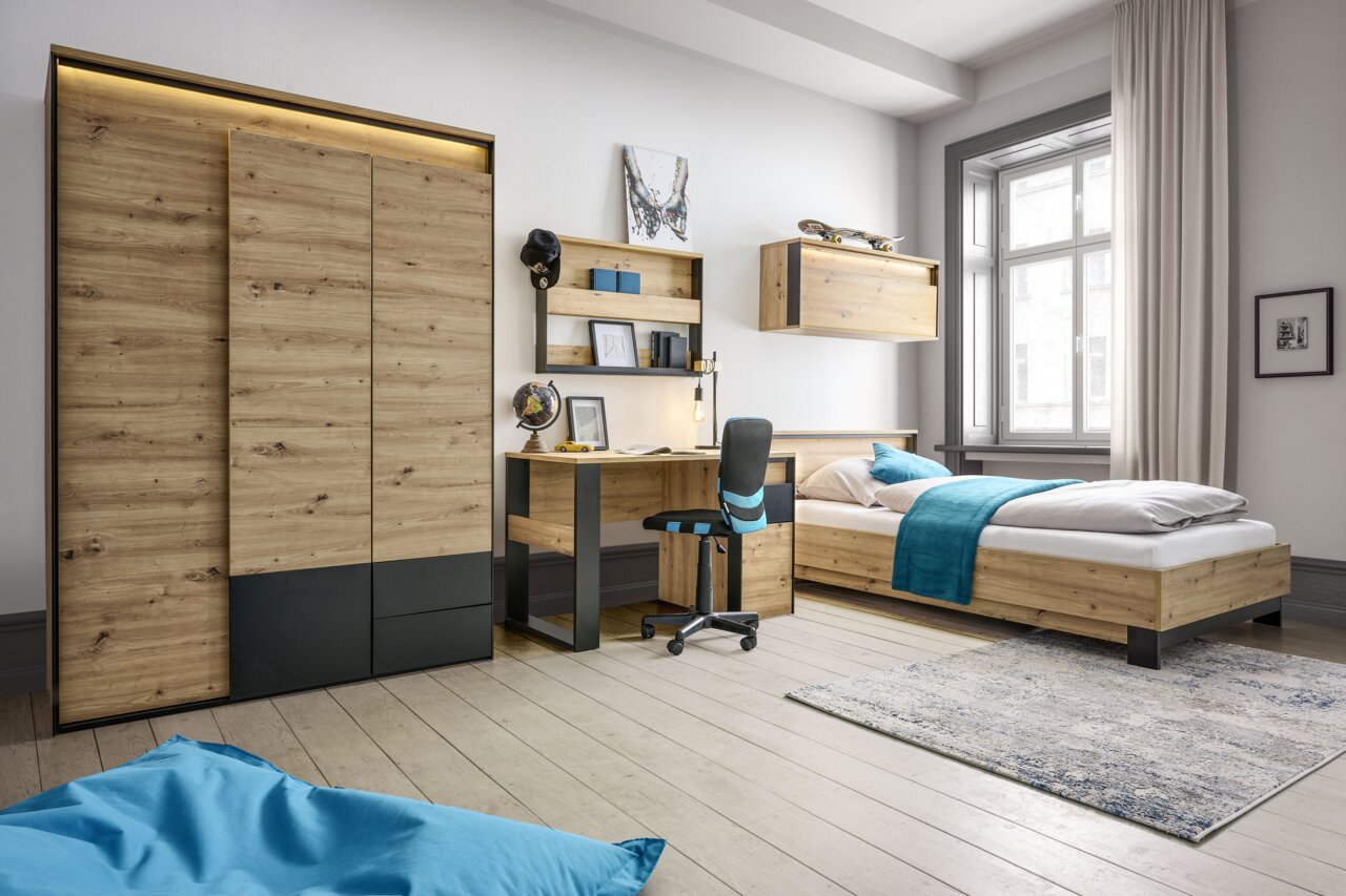 Voleo Schreibtisch Moderne Schlafzimmermöbel aus Holz mit Drehtürenschrank, Bett, Schreibtisch und Hängeschränken in einer hellen Raumansicht.