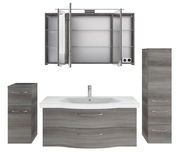 Badezimmermöbel-Set in grauer Holzoptik, bestehend aus einem Waschtisch mit Waschbecken, einem hohen Schrank, einem kleinen Schrank und einem Spiegelschrank mit geöffneter Tür, Frontalansicht.
