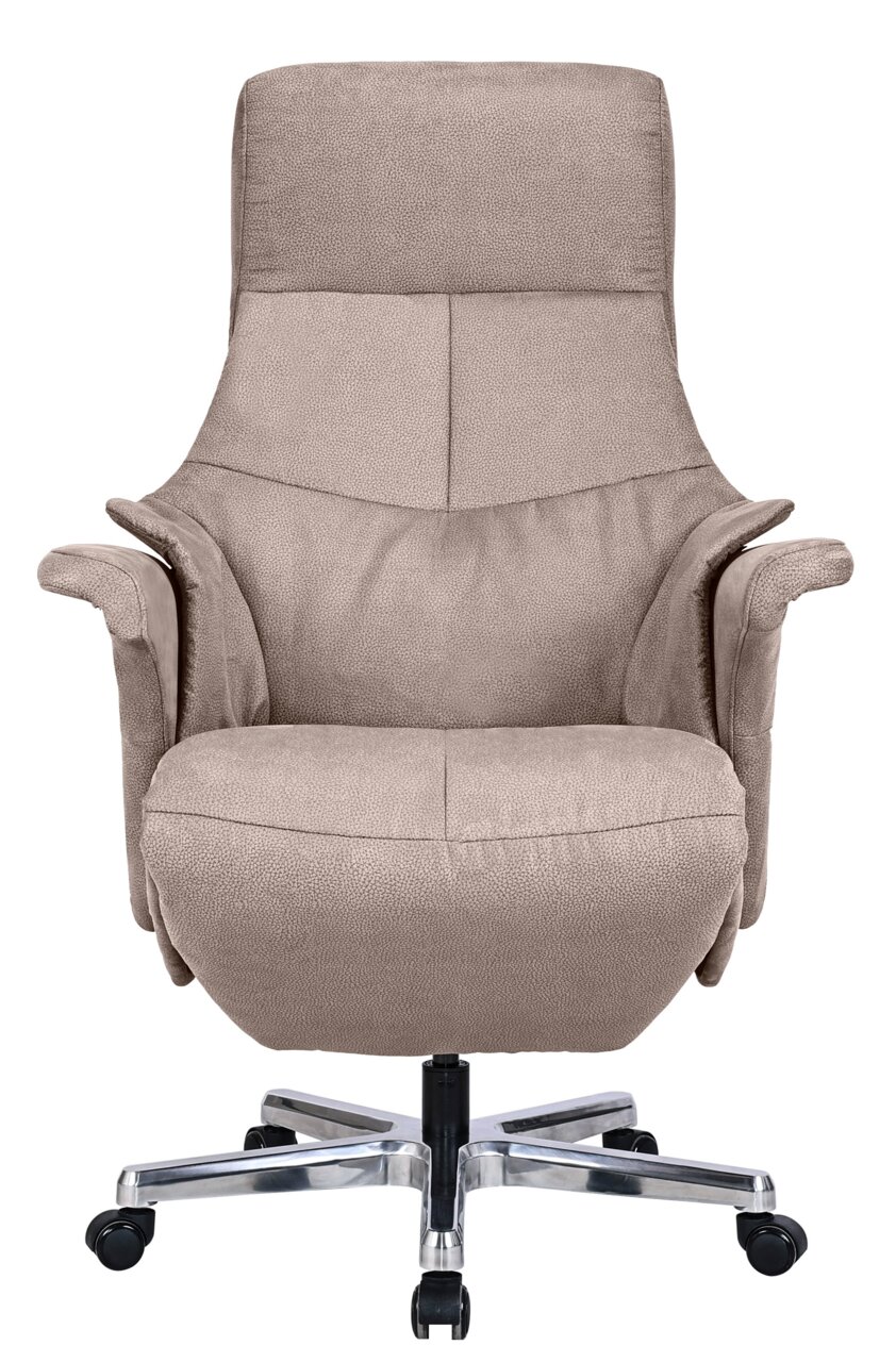 Beiger Chefsessel Reccliner aus der Frontalperspektive mit gepolsterten Armlehnen und verchromtem Fußkreuz auf Rollen.