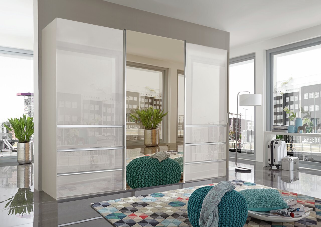 Novel Schwebetürenschrank MALIBU Moderner Schwebetürenschrank MALIBU in einem hellen Raum mit großen Fenstern, seitliche Perspektive.