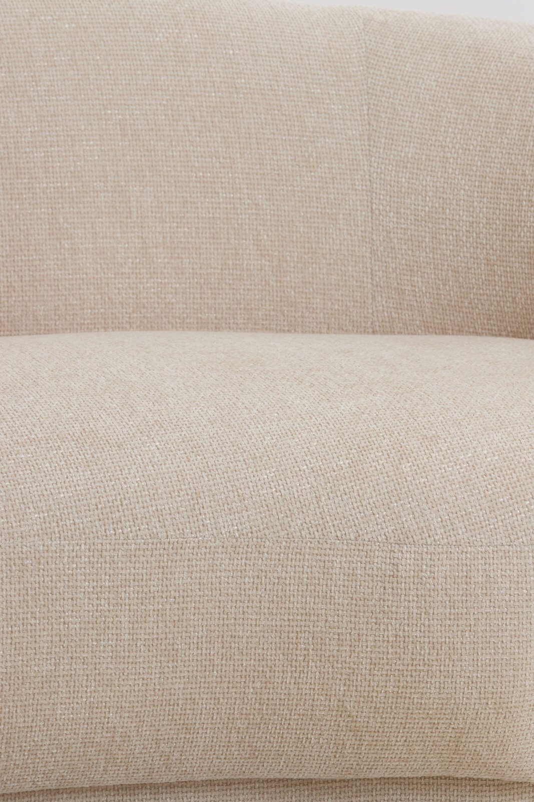 Nahaufnahme einer beigen Couch mit strukturierter Stoffoberfläche, Ansicht von vorne.