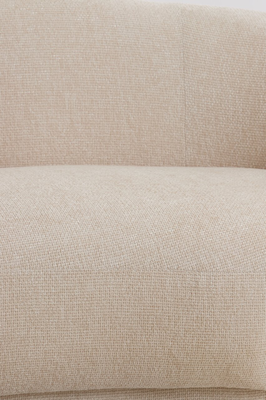 Nahaufnahme einer beigen Couch mit strukturierter Stoffoberfläche, Ansicht von vorne.