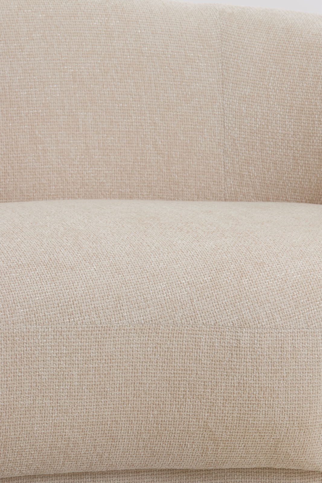 Nahaufnahme einer beigen Couch mit strukturierter Stoffoberfläche, Ansicht von vorne.