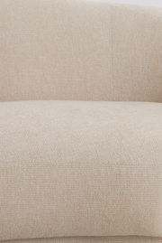 Nahaufnahme einer beigen Couch mit strukturierter Stoffoberfläche, Ansicht von vorne.