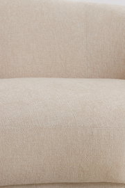 Nahaufnahme einer beigen Couch mit strukturierter Stoffoberfläche, Ansicht von vorne.