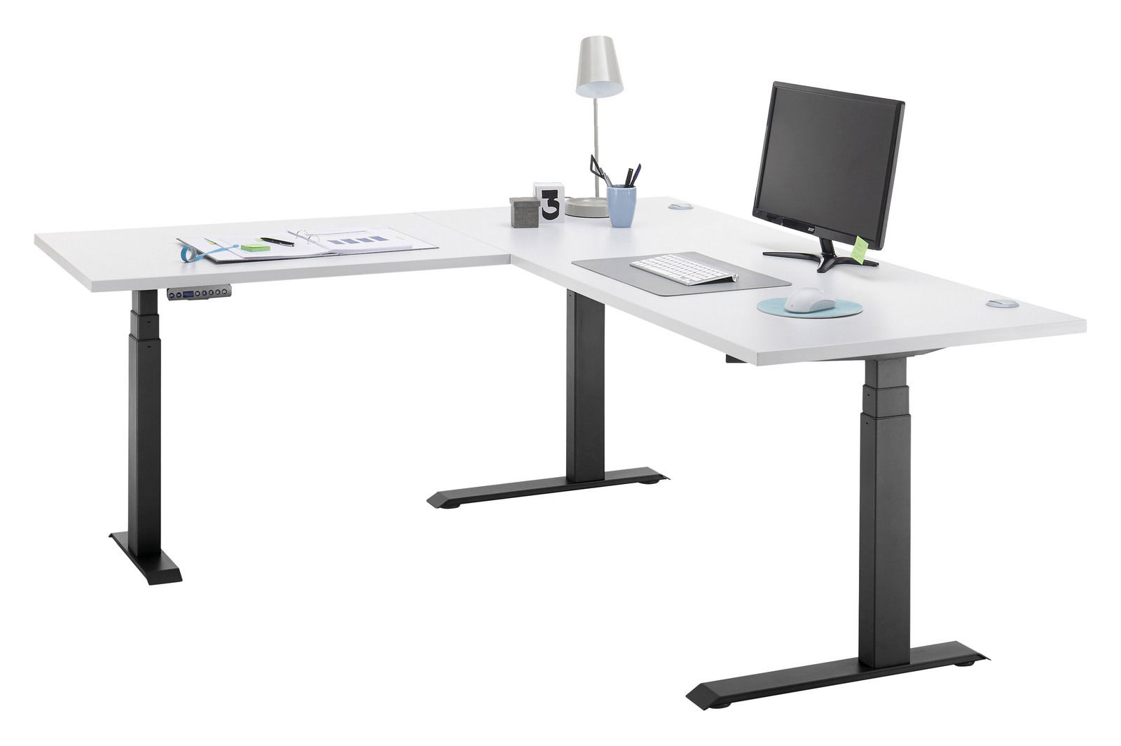 Moderner weißer E-Eckschreibtisch mit schwarzem Gestell, ausgestattet mit Monitor, Tastatur, Maus und Schreibtischlampe, seitliche Perspektive