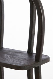 Nahaufnahme eines dunklen Holzstuhls mit geschwungenen Beinen, seitliche Perspektive