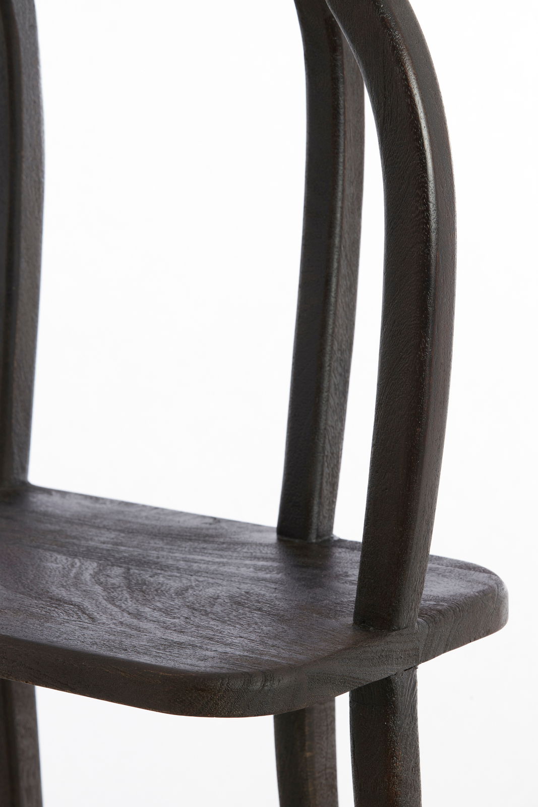 Nahaufnahme eines dunklen Holzstuhls mit geschwungenen Beinen, seitliche Perspektive