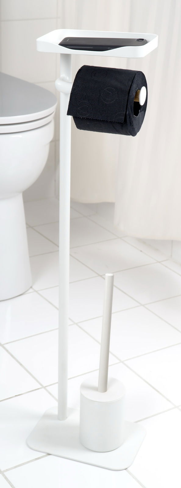 WC-Kombi-Bürstengarnitur Alban in Weiß mit schwarzem Toilettenpapierhalter und Ablage, seitliche Perspektive.