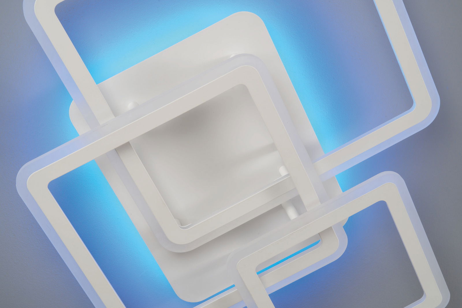 Moderne Deckenleuchte mit überlappenden quadratischen Rahmen und blauer Hintergrundbeleuchtung, Ansicht von unten.