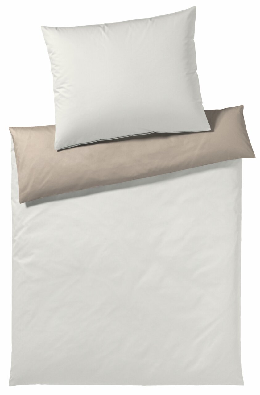Bettwäsche-Set in Weiß und Beige aus der Vogelperspektive
