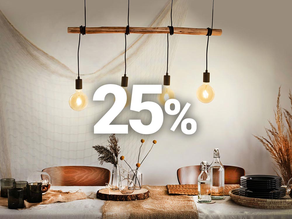 Lampe mit vier Glühbirnen über einem stilvollen Esstisch mit Holzakzenten, mit einem „25%“-Rabatttext im Vordergrund.