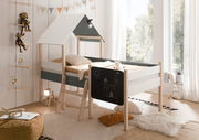 Kinder-Hausbett mit Dach und Leiter, seitliche Tafel mit Kreidezeichnung, gemütliche Kissen und Decken, seitliche Perspektive
