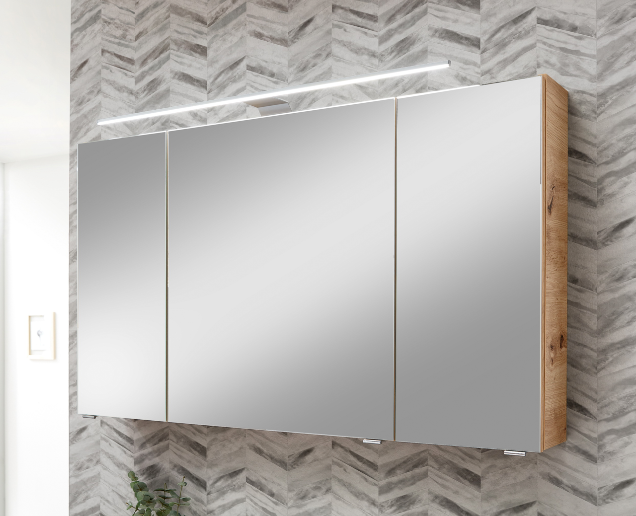 Spiegelschrank mit drei Türen, Holzseiten und integrierter Beleuchtung, seitliche Perspektive
