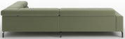 Groene gestoffeerde modulaire hoekbank met chaise longue en verstelbare hoofdsteun, zijaanzicht vanaf links op witte achtergrond