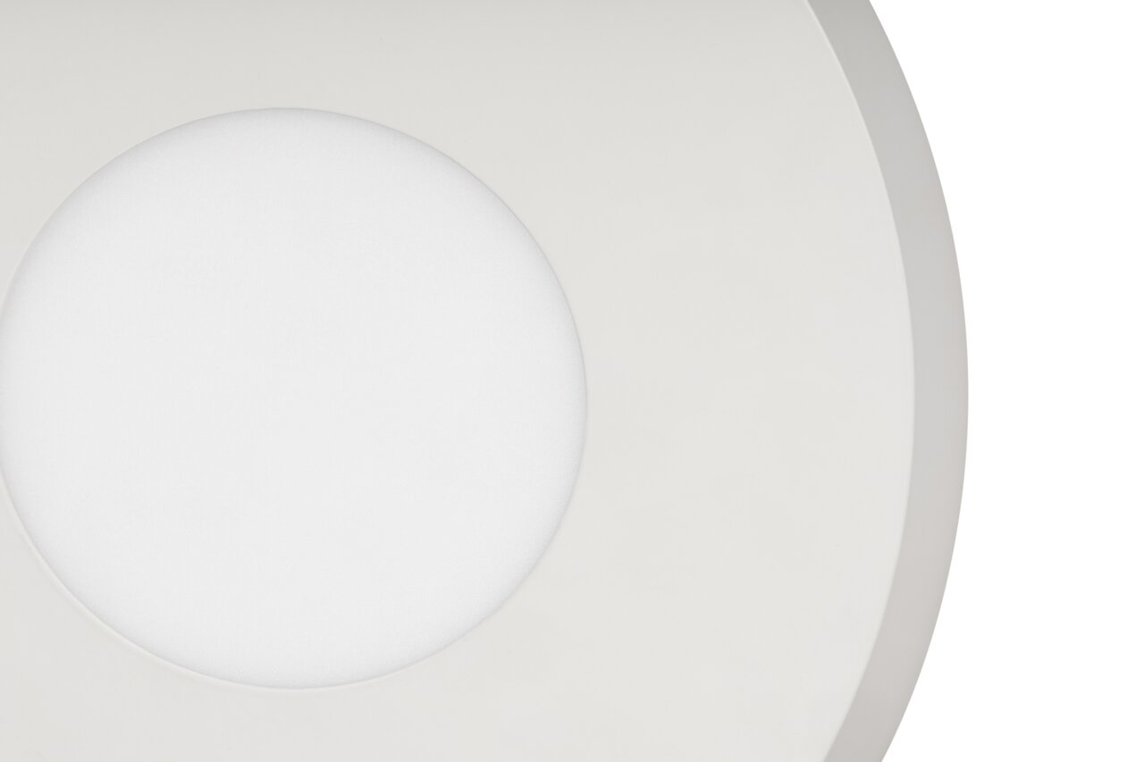 Nahaufnahme einer runden LED-Deckenleuchte in Weiß, von der Seite betrachtet.