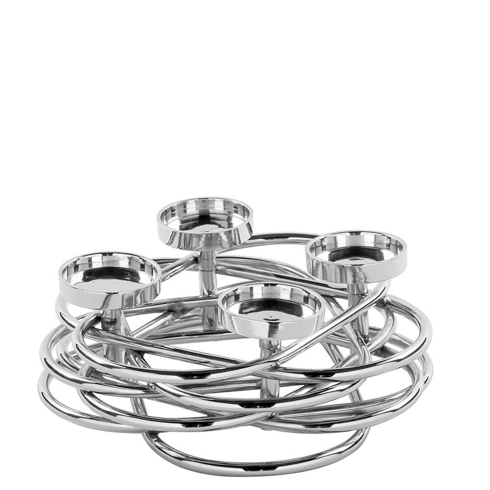 Moderner Kerzenhalter aus glänzendem, silberfarbenem Metall mit fünf unterschiedlich hohen Kerzentellern und kunstvoll verschlungenem Ringdesign, schräg von vorn aus leichter Vogelperspektive betrachtet