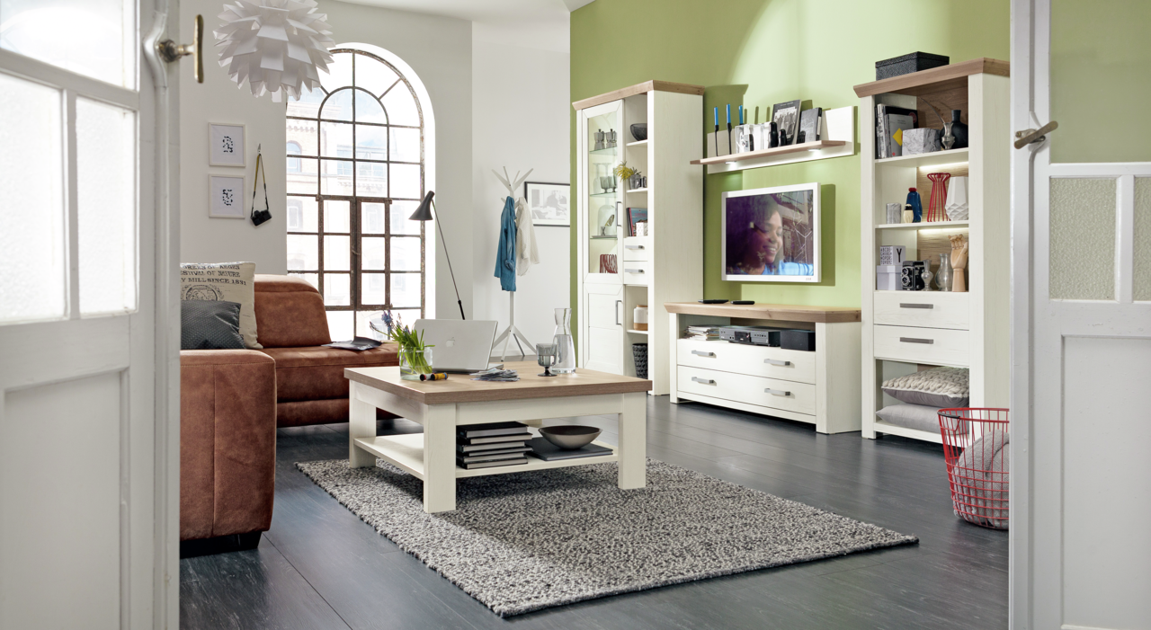 Set one by Musterring Lowboard SET ONE YORK Wohnzimmer mit moderner Einrichtung, bestehend aus einem Couchtisch, einem Sideboard mit Fernseher und Regalen, in einer hellen und gemütlichen Atmosphäre. Perspektive von der Tür aus.