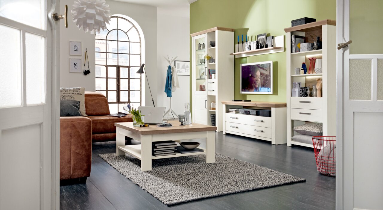 Set one by Musterring Lowboard SET ONE YORK Woonkamer met een moderne inrichting, bestaande uit een salontafel, een dressoir met tv en planken, in een lichte en gezellige sfeer. Gezien vanaf de deur.