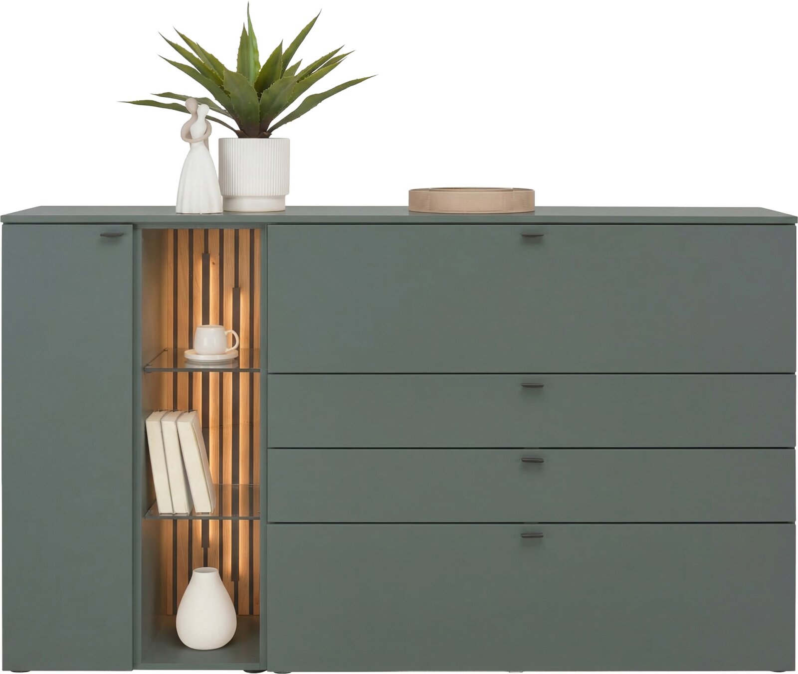 Modernes Sideboard in mattem Grün mit Tür links, offenem Regal mit Glasböden und Holzlamellen sowie vier Schubladen rechts, dekoriert mit Pflanze und Deko; Frontansicht