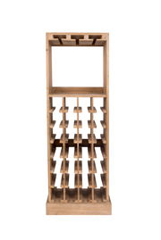 Frontale Ansicht eines hölzernen Weinregals mit mehreren Fächern zur Flaschenlagerung.