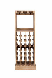 Frontale Ansicht eines hölzernen Weinregals mit mehreren Fächern zur Flaschenlagerung.